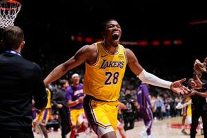 　ラプターズ戦で、３点シュートを決め喜ぶレーカーズの八村塁＝トロント（ＮＢＡＥ・ゲッティ＝共同）