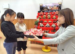 ひなあられを受け取る園児=新発田市新富町3