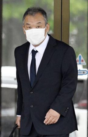 釧路地裁に入る桂田精一被告=17日午前9時28分