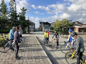記念ライドに参加する佐渡サイクリング協会のメンバー=佐渡市両津地区(佐渡サイクリング協会提供)