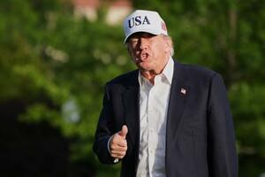 　中国から帰国し、ホワイトハウスに到着したトランプ大統領＝１５日、ワシントン（ＡＰ＝共同）