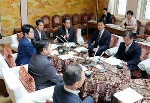 選挙運動に関する与野党の協議会が開いた共同記者会見=27日午前、国会