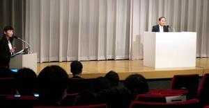 　フジテレビの清水賢治社長（右）の記者会見＝３０日午後、東京・台場