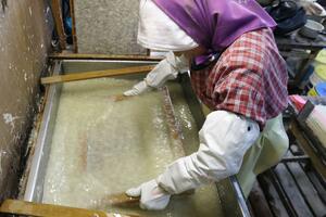 生産が最盛期を迎えている大谷地和紙の工房=三条市大谷地