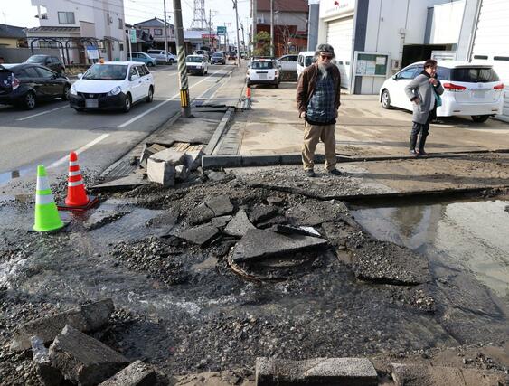 液状化現象とみられる道路の被害＝１月２日、新潟市西区
