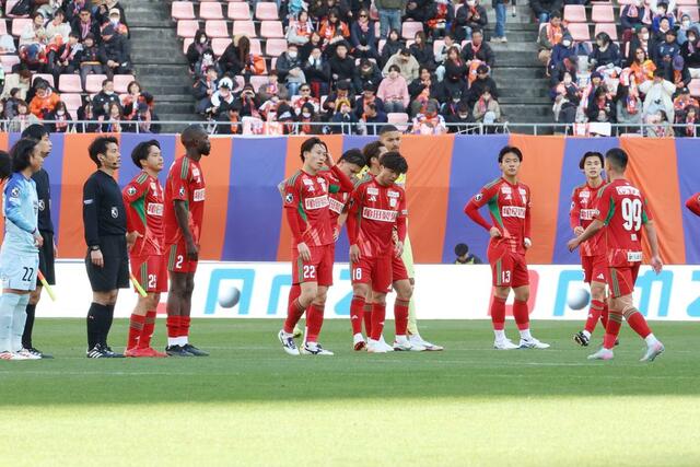 試合終了後、富山に敗れ肩を落とす新潟の選手たち＝ビッグスワン