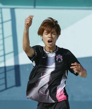 男子ストリート決勝　１回目のベストトリックを終えた堀米雄斗＝パリ（共同）