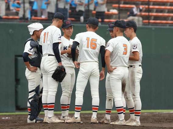 開志学園－中越　５回のピンチでマウンドに集まる開志学園の選手たち＝２３日、三条市月岡４の三条パール金属スタジアム