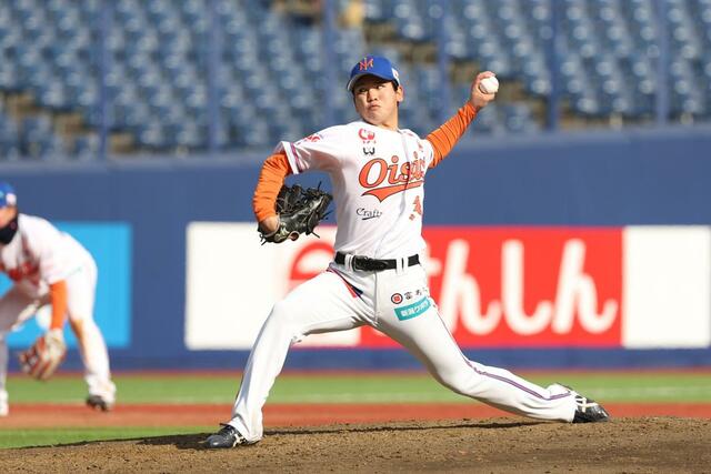 楽天－オイシックス　８回表、２番手で登板した伊禮海斗＝エコスタ