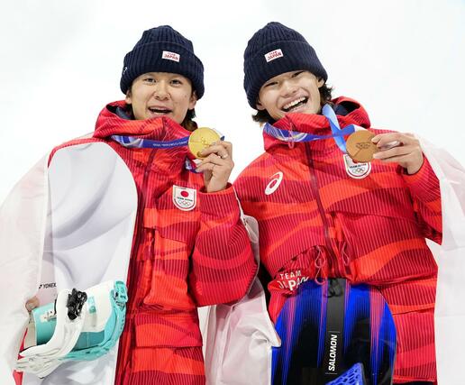 男子ハーフパイプで金メダルを獲得した戸塚優斗（左）と銅メダルの山田琉聖＝リビーニョ（共同）