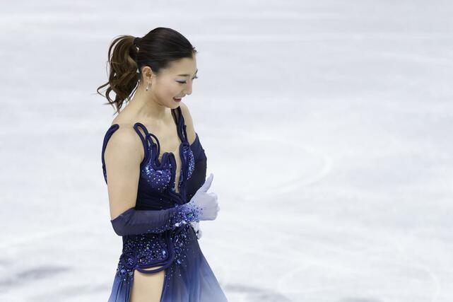 女子ＳＰの演技を終え、親指を立てる坂本花織＝プラハ（共同）