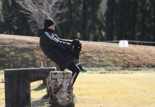 練習を見つめる寺川能人強化本部長=1月20日、宮崎県西都市の清水台総合公園