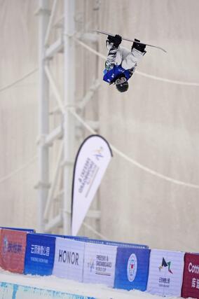 男子決勝でエアを決める平野歩夢=張家口・密苑(共同)