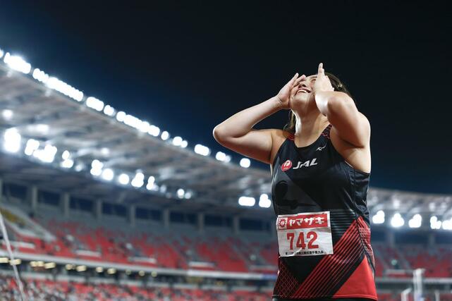 女子やり投げ 5投目を終え、顔に手をやる北口榛花=パロマ瑞穂スタジアム