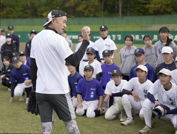 高校生たちを指導するイチローさん=8日、長岡市