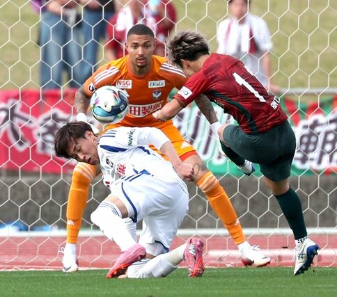 後半、相手のシュートを防ぐＧＫバウマンとＤＦ舩木＝４月１２日、高知市のＧＩＫＥＮスタジアム