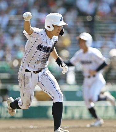 花咲徳栄－新潟産大付　７回２死三塁、多田大樹が勝ち越しの適時打を放ち、拳を上げる＝８月９日、甲子園