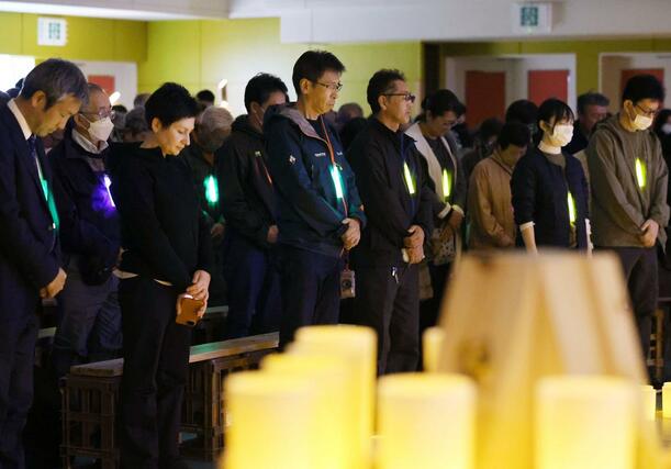 犠牲者を悼み黙とうする市民=長岡市の山古志体育館