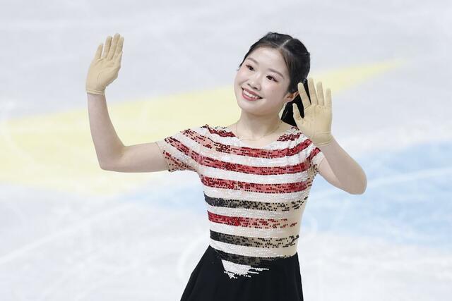 女子ＳＰの演技を終え、歓声に応える中井亜美＝プラハ（共同）