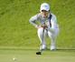 第２日、１８番でラインを読む高橋彩華。通算８アンダーで首位＝東急セブンハンドレッド