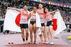 　混合１６００メートルリレー決勝　レースを終え、日の丸を掲げる（左から）吉津拓歩、井戸アビゲイル風果、今泉堅貴、松本奈菜子＝国立競技場
