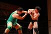 気迫のこもったファイトを見せる渡辺大登選手(右)(新潟プロレス提供)