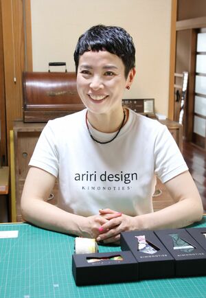着物をリメークしたネクタイ制作に取り組んでいるウォー佳代子アリジさん=見附市元町2