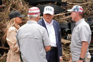 11日、米テキサス州カー郡カービルの被災地を視察するトランプ大統領(右から2人目)(AP=共同)