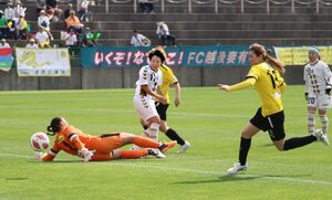 今季初スタメンで得点を決めたFC越後妻有大平友紀子選手(中央)=6月1日、十日町市馬場癸