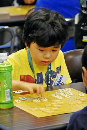 小学1年当時、JT子ども将棋大会に出場した藤井聡太八冠(日本文芸社提供)