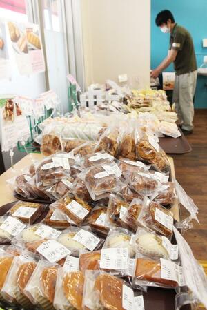 県内各地のスイーツが並んだ売り場=柏崎市田中の「愛菜館」