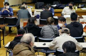 石川県が2次避難している被災者向けに開いた説明会=2024年2月、石川県加賀市