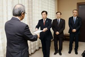 要望書を手渡す上越市の小菅淳一市長（左から２人目）＝２６日、県庁