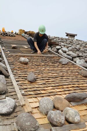 ２０２５年の渡邉邸の屋根の修繕作業＝関川村下関