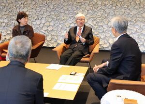 磯田達伸長岡市長(右)に、国際山岳平和祭の開催について報告する李仁禎・アジア山岳連盟会長(中央)=アオーレ長岡