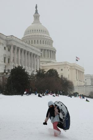 ２５日、ワシントンの米議会議事堂近くを歩く人（ロイター＝共同）
