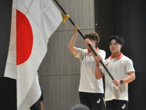 世界ユニバーシティー夏季大会の出発式で日本選手団の旗手を務める岡慎之助(右)=12日、東京都内