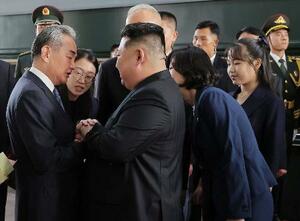 2日、北京に到着し出迎えを受ける北朝鮮の金正恩朝鮮労働党総書記(手前左から2人目)。手前右端は娘=2日(朝鮮中央通信=共同)