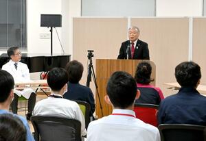 糸魚川総合病院に出向き地域医療を守るためのさらなる協力を職員に強く訴えた米田徹市長=2024年12月、糸魚川市竹ケ花
