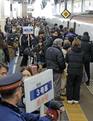 Uターンする帰省客や見送る人で混雑する新幹線ホーム=3日、JR新潟駅