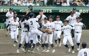 第107回全国高校野球選手権大会決勝で日大三を破り、初優勝を果たして喜ぶ沖縄尚学ナイン=23日、甲子園球場