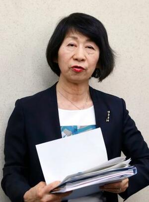 名古屋市立小の教諭らが逮捕された事件の調査委員会初会合を終え、取材に応じる池田桂子弁護士=24日午後、名古屋市役所