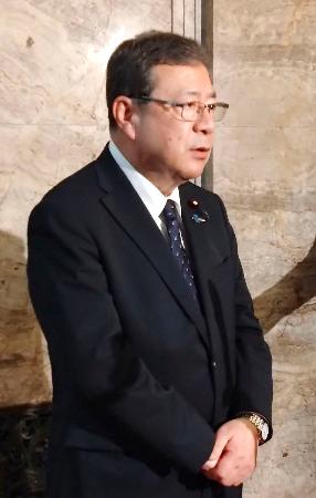 取材に応じる日本維新の会の中司幹事長=2日午後、国会