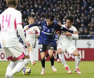 G大阪-C大阪戦で競り合うG大阪・名和田(左)とC大阪・香川=2月14日、パナスタ