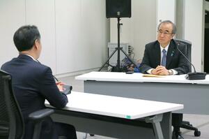 原子力規制庁の片山啓長官(左)と面会する花角英世知事=2月9日、東京・六本木