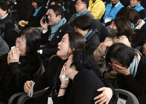 　２９日、韓国の務安国際空港で開かれた追悼式典に出席した遺族関係者ら（共同）