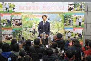 集まった市民らにあいさつするJ1新潟の島田譲選手=5日、燕市
