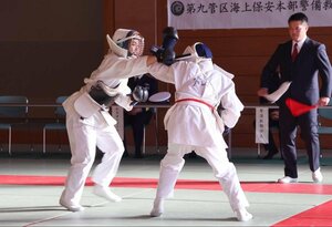 警備救難競技会で制圧術を競う９管の海上保安官＝新潟市中央区神道寺南２