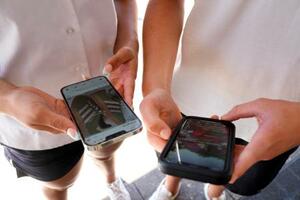 オーストラリア・シドニーでスマートフォンを手にする若者=2024年11月(AP=共同)