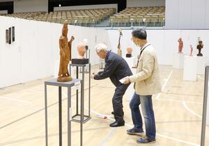 展示作業が進む長岡市美術展覧会の会場=30日、アオーレ長岡